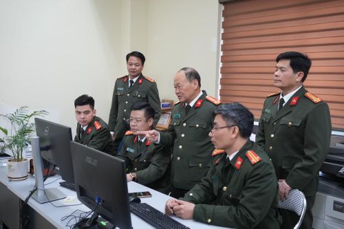 Đại tá Vì Quyền Chứ, Phó Giám đốc, Thủ trưởng Cơ quan ANĐT Công an tỉnh Sơn La (ở giữa) chỉ đạo việc rà soát, nắm bắt thông tin trên không gian mạng.