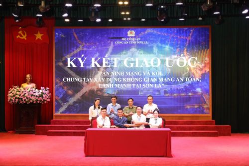 Công an tỉnh Sơn La ký kết giao ước tuân thủ pháp luật và quy tắc ứng xử trên không gian mạng với quản trị viên, KOL.