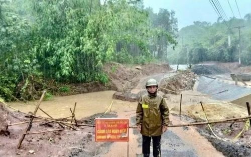 Công an xã A Dơi trực cảnh báo, hướng dẫn người dân không được qua lại khu vực bị sạt lở nguy hiểm.