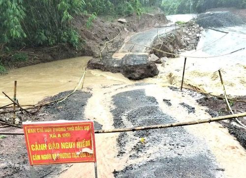 Mưa lũ từ trung tuần tháng 8 đến nay khiến nhiều tuyến đường ở xã miền núi A Dơi bị xói lở, đứt gãy.