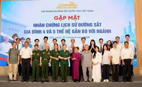 Các cựu chiến binh, nhân chứng lịch sử đường sắt, các gia đình có nhiều thế hệ làm trong ngành Đường sắt cùng tập thể lãnh đạo Tập đoàn đường sắt Quốc gia Việt Nam chụp ảnh lưu niệm tại buổi gặp mặt.