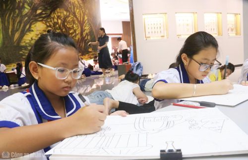 Say mê bên trang giấy, các em học sinh miệt mài gửi tình yêu quê hương vào từng nét vẽ.