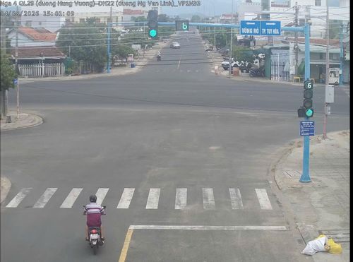 Hành vi điều khiển xe máy chạy sang làn đường dành cho các phương tiện lưu thông theo chiều ngược lại khi có nhu cầu rẽ trái tại các giao lộ, tiềm ẩn nhiều nguy cơ tai nạn giao thông.