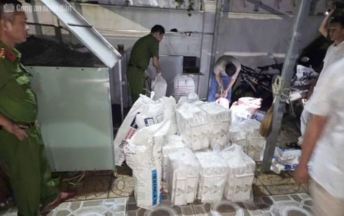 Cơ quan Công an kiểm kê số thuốc lá nhập lậu.