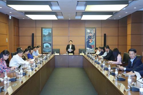 Các đại biểu thảo luận tại tổ.