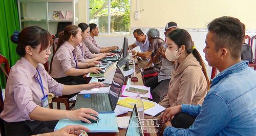 Hơn 1 tháng triển khai, Tổ giải quyết thủ tục hành chính lưu động đã tiếp nhận, xử lý gần 100 hồ sơ các loại cho người dân. Ảnh: ANH TUẤN