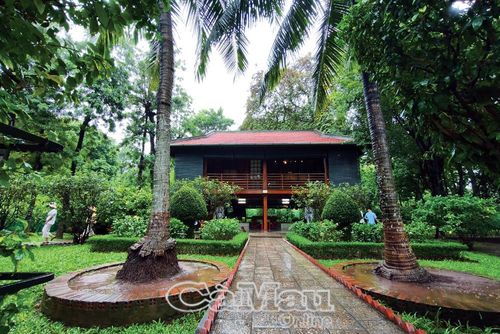 Nhà sàn là nơi sinh sống và làm việc của Bác trong khuôn viên Phủ Chủ tịch tại Hà Nội.