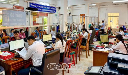 Xây dựng đội ngũ cán bộ “vừa hồng, vừa chuyên”, đáp ứng yêu cầu nhiệm vụ, góp phần quan trọng thực hiện hiệu quả mô hình chính quyền địa phương 2 cấp. (Ảnh chụp tại Trung tâm Phục vụ hành chính công xã Ðầm Dơi).