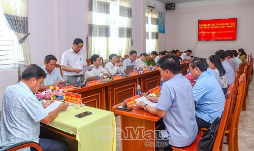 Đồng chí Huỳnh Nhật Trường, Phó Bí thư Thường trực Đảng uỷ xã Tân Thuận, báo cáo với đoàn công tác.