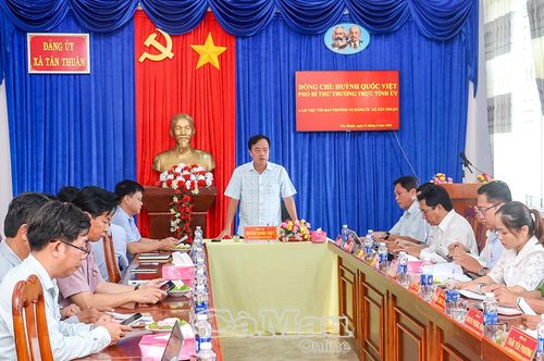 Đồng chí Huỳnh Quốc Việt, Phó Bí thư Thường trực Tỉnh uỷ, phát biểu định hướng tại buổi làm việc với Đảng uỷ xã Tân Thuận.
