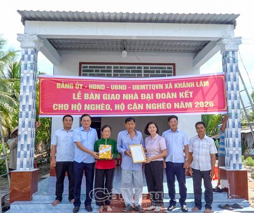 Đại diện lãnh đạo chính quyền địa phương bàn giao nhà cho hộ ông Danh Khải, Ấp 10, xã Khánh Lâm.