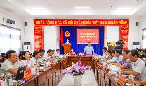Ông Lê Minh Hiền, Phó Giám đốc Sở Nội vụ tỉnh Cà Mau, phát biểu tại buổi làm việc cùng lãnh đạo 4 xã: Hoà Bình, Phước Long, Hồng Dân và Vĩnh Lợi.