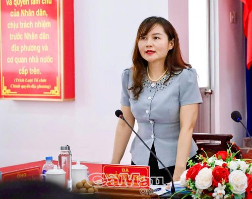 Bà Nguyễn Thị Tú Thanh, Phó Vụ trưởng Vụ Chính quyền địa phương, Bộ Nội vụ, trao đổi, gợi mở những vấn đề cần tiếp tục rà soát trong quá trình hoàn thiện các tiêu chí.