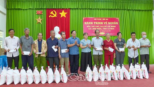 Bà Trần Thị Thuý Phượng, Phó Chủ tịch Liên hiệp các Hội Khoa học và Kỹ thuật tỉnh, Khối trưởng Khối thi đua 7 (thứ 6 từ phải sang) và ông Nguyễn Văn Hoà, Chủ tịch Liên hiệp các Tổ chức hữu nghị tỉnh (thứ 7 từ phải sang), trao quà cho các gia đình có công với cách mạng.