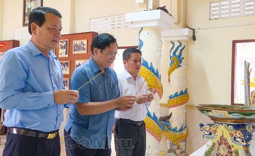 Đại biểu thắp hương tưởng niệm tại Đền thờ Chủ tịch Hồ Chí Minh ở ấp Cây Giang, xã Long Điền.