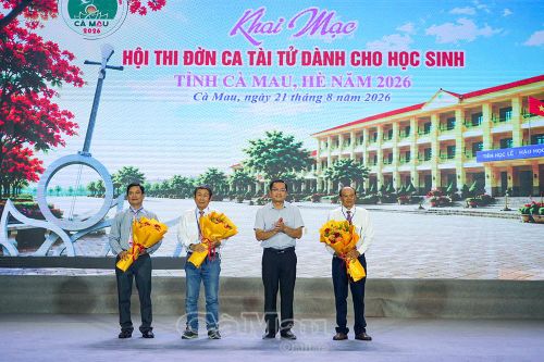 Đồng chí Ngô Vũ Thăng, Phó Chủ tịch UBND tỉnh Cà Mau, tặng hoa Ban giám khảo hội thi.