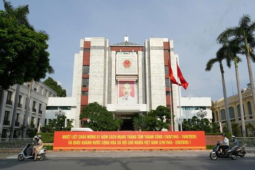Tấm pano khẩu hiệu cỡ lớn đặt trước trụ sở UBND thành phố Hà Nội, thể hiện không khí trang trọng chào đón Quốc khánh 2/9.