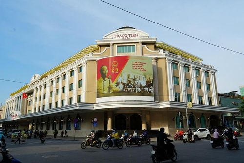 Hình ảnh Chủ tịch Hồ Chí Minh kính yêu đọc Tuyên ngôn Độc lập ngày 2/9/1945 được trình chiếu trên màn hình LED giữa lòng thủ đô, gợi nhớ khoảnh khắc lịch sử thiêng liêng và niềm tự hào của dân tộc.
