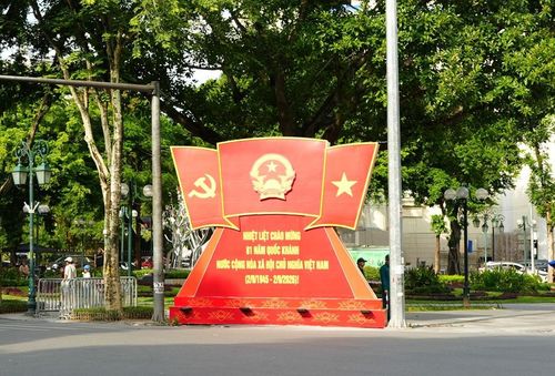 Tấm pano đỏ thắm nổi bật tại góc phố Phan Chu Trinh – Hai Bà Trưng, trở thành điểm nhấn ấn tượng cho không gian đô thị hướng về ngày lễ lớn.