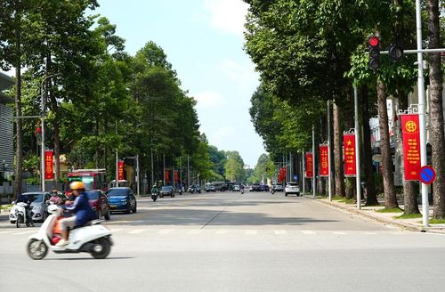 Băng rôn, khẩu hiệu được trang hoàng trang trọng trên phố Hùng Vương và Lê Hồng Phong, tạo nên không khí phấn khởi hướng tới kỷ niệm 81 năm Cách mạng Tháng Tám và Quốc khánh 2/9.