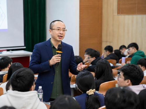 Ông Nguyễn Phan Huy Khôi trong một buổi trao đổi, chia sẻ cùng sinh viên. Ảnh: NVCC