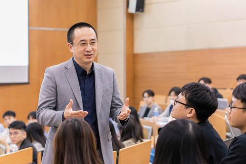 Ông Nguyễn Phan Huy Khôi trong các hoạt động giảng dạy, trao đổi chuyên môn và cập nhật tri thức trong bối cảnh chuyển đổi số. Ảnh: NVCC