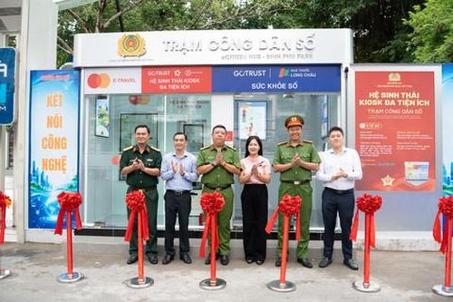Các điểm chạm “gần dân, sát dân” như Trạm Công dân số chính là mắt xích quan trọng giúp kết nối, liên thông dữ liệu dân cư với hệ thống quốc gia. Ảnh: H.Khánh