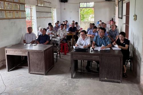 Anh Trần Xuân Toàn (áo xanh), Phó Bí thư Chi bộ, Trưởng Ban Công tác Mặt trận thôn Ngọc Lâm, tham dự buổi sinh hoạt, trao đổi công việc cùng cán bộ và người dân trong thôn.