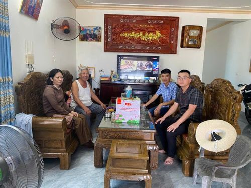 Anh Trần Xuân Toàn (ngoài cùng bên phải) trò chuyện, nắm bắt tâm tư của người dân sau sáp nhập.