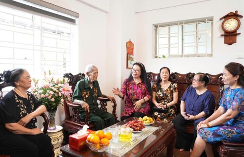 Một buổi trò chuyện của người dân Tổ dân phố số 37 Mỹ Đình (phường Từ Liêm). Ảnh: Hữu Tiệp