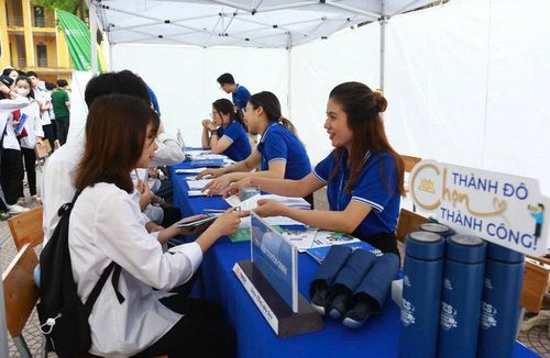Tư vấn cho học sinh các ngành của Trường Đại học Thành Đô. Ảnh: Phương Hạnh