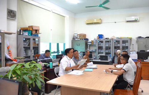 Công tác kiểm tra, giải quyết các thủ tục hành chính luôn được các phòng, ban chuyên môn xã Bình Minh triển khai nhanh chóng đảm bảo quyền lợi cho người dân. Ảnh Đ. Đạt