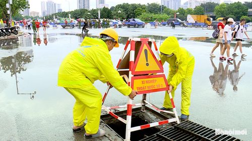 Xí nghiệp Thoát nước số 2 ứng trực đảm bảo tiêu thoát nước tại khu vực sân vận động quốc gia Mỹ Đình. Ảnh: Lại Tấn