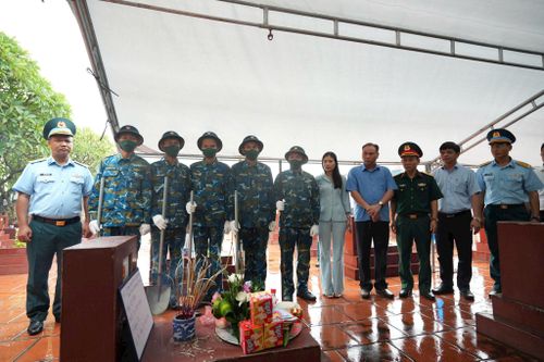 Đại biểu dâng hương, làm lễ trước khi khai quật phần mộ liệt sĩ chưa xác định được thông tin. Ảnh: Ngân Nguyễn