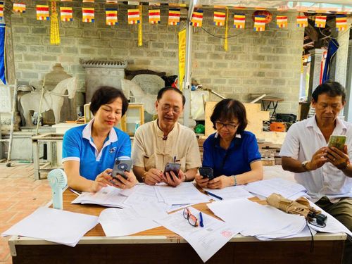Hội viên phụ nữ phường Văn Miếu - Quốc Tử Giám tích cực tham gia cùng các lực lượng trên địa bàn nhằm tháo gỡ điểm nghẽn về chuyển đổi số. Ảnh: An Quyên