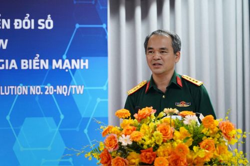 Đại tá, TS Phạm Duy Nam, Phó Tổng Giám đốc Trung tâm Nhiệt đới Việt - Nga, Bộ Quốc phòng, trình bày tham luận tại hội thảo. Ảnh: PV
