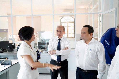 Các đại biểu thăm quan Viện Hải dương học Nha Trang. Ảnh: PV