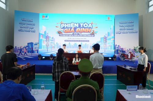 Các bạn trẻ thực hiện phiên tòa giả định tại ngày hội. Ảnh: Lê Dung.