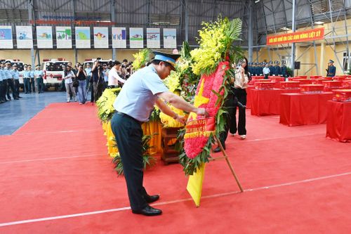 Thực hiện nghi thức dâng hoa, dâng hương tưởng niệm các Anh hùng liệt sĩ tại lễ tiếp nhận, bàn giao mẫu sinh phẩm tại sân bay Gia Lâm. Ảnh: Hoàng Công