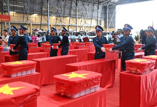 Những thùng chứa mẫu sinh phẩm được phủ vải đỏ in hình Quốc kỳ, đánh số và vận chuyển cẩn trọng vào khu vực tổ chức lễ bàn giao. Ảnh: Hoàng Công
