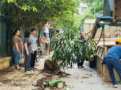 Chủ tịch UBND phường Kim Liên Lê Thị Kim Huệ trực tiếp tham gia công tác chỉ đạo chỉnh trang diện mạo đô thị trên địa bàn phường. Ảnh: Đức Tuấn