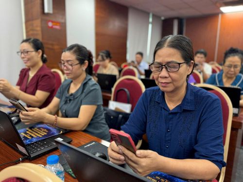 Việc nâng cáo kỹ năng số được chú trọng tới đội ngũ cán bộ dân phố. Ảnh: NT