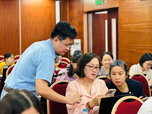 Giảng viên trực tiếp hướng dẫn cách sử dụng AI cho học viên. Ảnh: NT