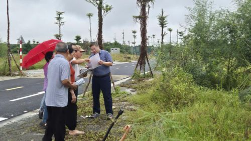 Xã Hoài Đức tiến hành bàn giao đất thực địa và trao giấy chứng nhận quyền sử dụng đất đối với các hộ dân đã đủ điều kiện, ngày 21-8. Ảnh: Hậu Lộc
