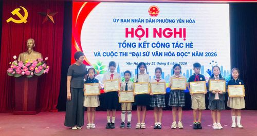 Chủ tịch Ủy ban MTTQ Việt Nam phường Yên Hòa Trần Cẩm Anh trao khen thưởng cho các cá nhân đạt giải trong cuộc thi “Đại sứ Văn hóa đọc”. Ảnh: PV