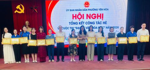 Chủ tịch UBND phường Yên Hòa Trịnh Thị Dung trao khen thưởng cho các cá nhân có thành tích nổi bật trong tổ chức, triển khai các hoạt động hè năm 2026. Ảnh: PV