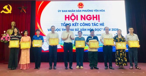 Bí thư Đảng ủy phường Yên Hòa Nguyễn Quốc Khánh trao khen thưởng cho 9 tập thể có thành tích trong tổ chức, triển khai các hoạt động hè năm 2026. Ảnh: PV