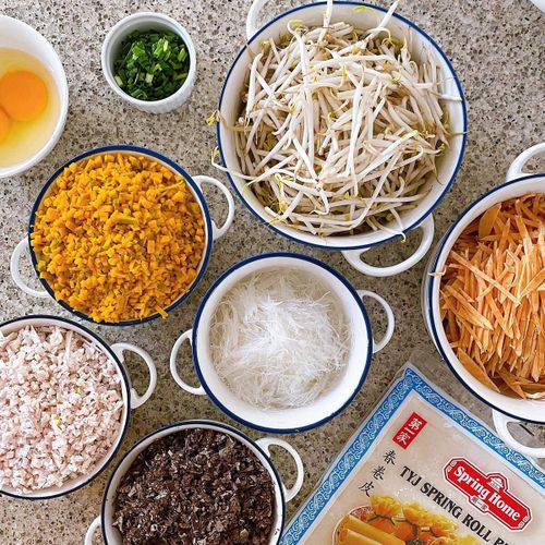 Chả giò chay của Tăng Thanh Hà được làm từ các loại rau củ theo mùa như khoai môn, khoai lang, bí đỏ, giá đỗ, nấm kim châm, nấm, trứng gà, hành lá, bánh tráng để cuốn. Sau khi cuộn, cô phết một lớp mỏng dầu dừa bên ngoài chả giò rồi chế biến bằng nồi chiên không dầu trong khoảng 20 phút (10 phút ở 160 độ C và 10 phút ở 190 độ C).