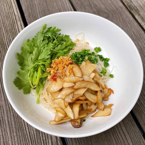Cũng công thức nấm xào tỏi như trên, nữ diễn viên kết hợp thêm cùng hủ tíu làm món trộn thanh mát, giải ngấy.