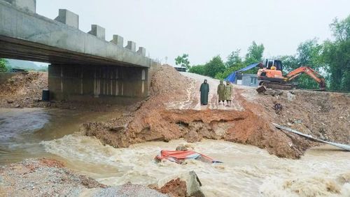 Nước lũ đổ về chảy xiết cuốn trôi cầu tạm phục vụ thi công cầu Hói Hiến. Ảnh: TL.